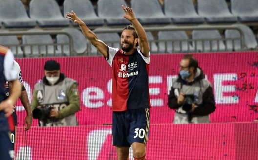 CAGLIARI, ITALY - NOVEMBER 29: Leonardo Pavoletti of Cagliari celebrates his goal 2-1 during the Serie A match between Cagliari Calcio and Spezia Calcio at Sardegna Arena on November 29, 2020 in Cagliari, Italy. (Photo by Enrico Locci/Getty Images) CAGLIARI, ITALY - NOVEMBER 29: Leonardo Pavoletti of Cagliari celebrates his goal 2-1 during the Serie A match between Cagliari Calcio and Spezia Calcio at Sardegna Arena on November 29, 2020 in Cagliari, Italy. (Photo by Enrico Locci/Getty Images)