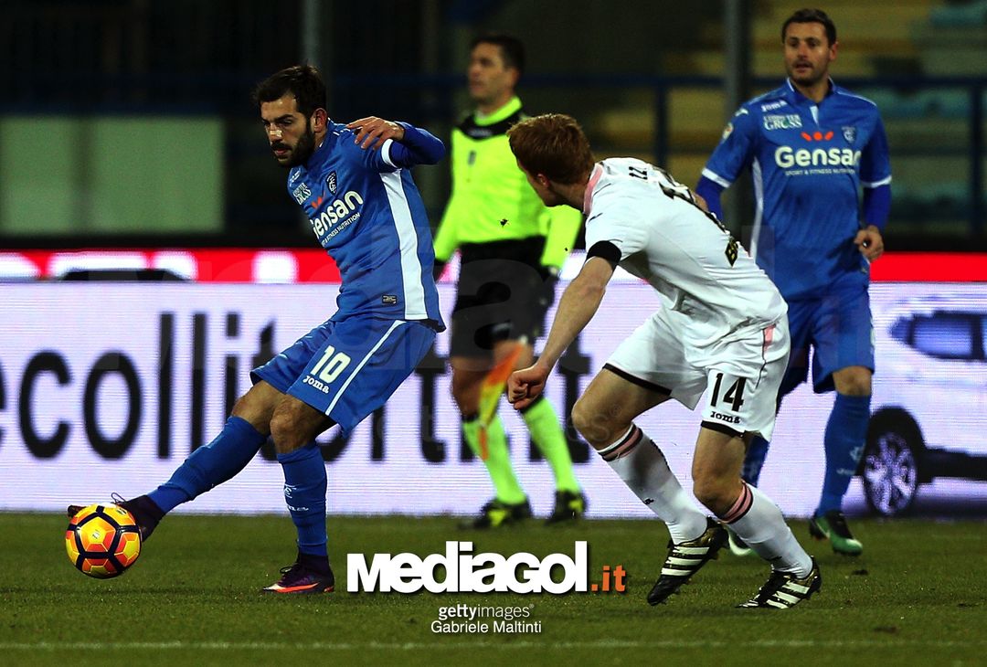  EMPOLI, ITALY - JANUARY 07: Riccardo Saponara of Empoli FC battles for the ball with Alessandro Gazzi of US Citta' di Palermo during the Serie A match between Empoli FC and US Citta di Palermo at Stadio Carlo Castellani on January 7, 2017 in Empoli, Italy.  (Photo by Gabriele Maltinti/Getty Images)  