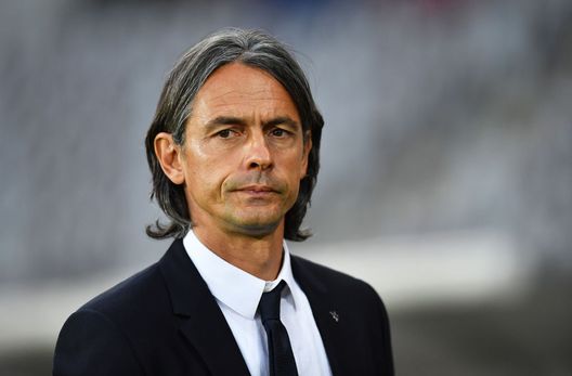 TURIN, ITALY - MAY 23: Filippo Inzaghi, Head Coach of Benevento Calcio looks on prior to the Serie A match between Torino FC v Benevento Calcio at Olimpico Stadium on May 23, 2021 in Turin, Italy. Sporting stadiums around Italy remain under strict restrictions due to the Coronavirus Pandemic as Government social distancing laws prohibit fans inside venues resulting in games being played behind closed doors. (Photo by Valerio Pennicino/Getty Images) Inzaghi solidarizza con Shevchenko: “Nel calcio non c’è pazienza, capitato anche a me, ne uscirà più forte” - immagine 1