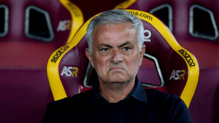 ROME, ITALY - SEPTEMBER 17: AS Roma head coach Jose Mourinho looks on during the Serie A TIM match between AS Roma and Empoli FC at Stadio Olimpico on September 17, 2023 in Rome, Italy. (Photo by Paolo Bruno/Getty Images) Mourinho: “Regalo della Lega, perché oggi? Guardate cosa fa Maresca. E gli assenti…” - immagine 1