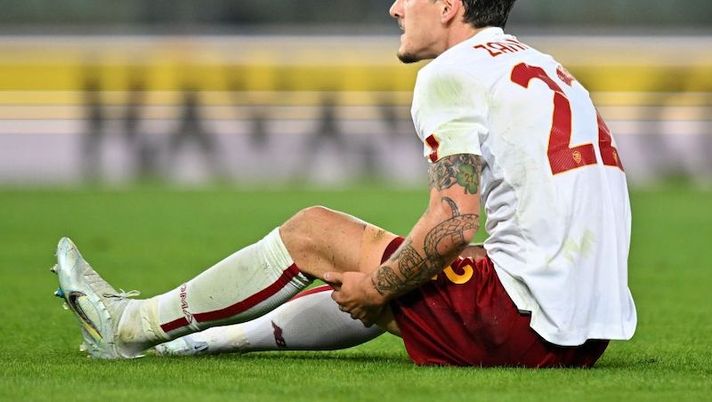 VERONA, ITALY - OCTOBER 31: Nicolò Zaniolo of AS Roma reacts during the Serie A match between Hellas Verona and AS Roma at Stadio Marcantonio Bentegodi on October 31, 2022 in Verona, Italy. (Photo by Alessandro Sabattini/Getty Images) Mourinho: “Le condizioni di Zaniolo e cosa filtra per giovedì! Cristante, Volpato, Matic…” - immagine 1