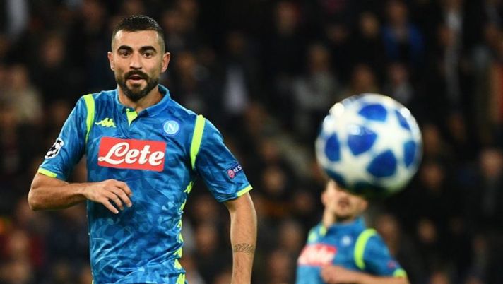 Napoli's Spanish defender Raul Albiol eyes the ball during the UEFA Champions League Group C football match between Paris Saint-Germain and SSC Napoli at the Parc des Princes stadium, in Paris, on October 24, 2018. (Photo by FRANCK FIFE / AFP) (Photo credit should read FRANCK FIFE/AFP/Getty Images) Napoli, c’è un infortunio dietro alla sostituzione di Albiol all’intervallo - immagine 1