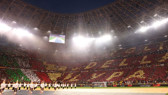 La coreografia dei tifosi della Roma alla Puskas Arena: “Figli della lupa” - immagine 1