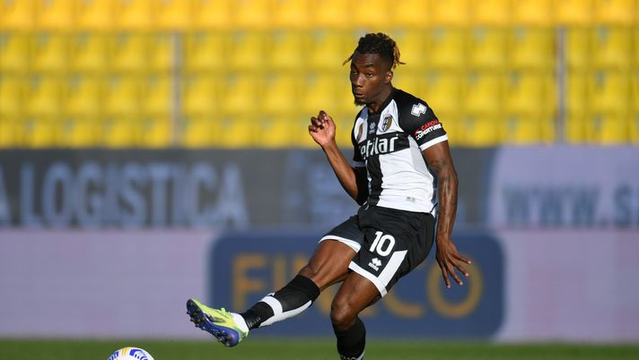 PARMA, ITALY - MARCH 14: Yann Karamoh of Parma Calcio 1913 passes the ball during the Serie A match between Parma Calcio and AS Roma at Stadio Ennio Tardini on March 14, 2021 in Parma, Italy. Sporting stadiums around Italy remain under strict restrictions due to the Coronavirus Pandemic as Government social distancing laws prohibit fans inside venues resulting in games being played behind closed doors. (Photo by Alessandro Sabattini/Getty Images) PARMA, ITALY - MARCH 14: Yann Karamoh of Parma Calcio 1913 passes the ball during the Serie A match between Parma Calcio and AS Roma at Stadio Ennio Tardini on March 14, 2021 in Parma, Italy. Sporting stadiums around Italy remain under strict restrictions due to the Coronavirus Pandemic as Government social distancing laws prohibit fans inside venues resulting in games being played behind closed doors. (Photo by Alessandro Sabattini/Getty Images)