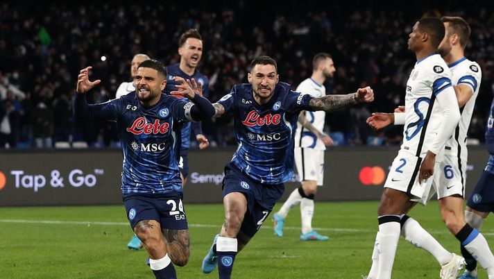 NAPLES, ITALY - FEBRUARY 12: Lorenzo Insigne of SSC Napoli celebrates after scoring the 1-0 goal during the Serie A match between SSC Napoli and FC Internazionale at Stadio Diego Armando Maradona on February 12, 2022 in Naples, Italy. (Photo by Francesco Pecoraro/Getty Images) Spalletti, un dato curioso fa sorridere il tecnico: il suo Napoli primo in Europa - immagine 1