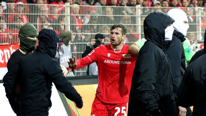 BERLIN, GERMANY - NOVEMBER 02: Christopher Lenz of 1. FC Union Berlin tells fans to leave the pitch during the Bundesliga match between 1. FC Union Berlin and Hertha BSC at Stadion An der Alten Foersterei on November 02, 2019 in Berlin, Germany. (Photo by Maja Hitij/Bongarts/Getty Images) BERLIN, GERMANY - NOVEMBER 02: Christopher Lenz of 1. FC Union Berlin tells fans to leave the pitch during the Bundesliga match between 1. FC Union Berlin and Hertha BSC at Stadion An der Alten Foersterei on November 02, 2019 in Berlin, Germany. (Photo by Maja Hitij/Bongarts/Getty Images)