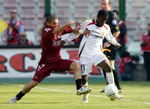 MESSINA - 18/03/2007 - FOOTBALL MATCH - MESSINA - TORINO - ALVAREZ AND LAZETIC - FOTO NEWPRESS MESSINA, ITALY - MARCH 18: Lazetic of Messina is tackled by Alvarez of Torino during the Serie A match at the Stadio Giovanni Celeste stadium, on March 18, 2007 in Messina, Italy. (Photo by Newpress/Getty Images) Calciomercato Toro, chi è Marko Lazetic: un 17enne al 2° anno tra i pro- immagine 2