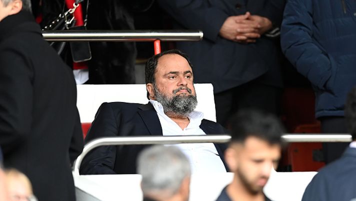 NOTTINGHAM, ENGLAND - FEBRUARY 18: Evangelos Marinakis, Owner of Nottingham Forest, looks on prior to the Premier League match between Nottingham Forest and Manchester City at City Ground on February 18, 2023 in Nottingham, England. (Photo by Michael Regan/Getty Images) Derby di Atene, Olympiacos: il giudice sportivo squalifica il presidente e il suo vice - immagine 1