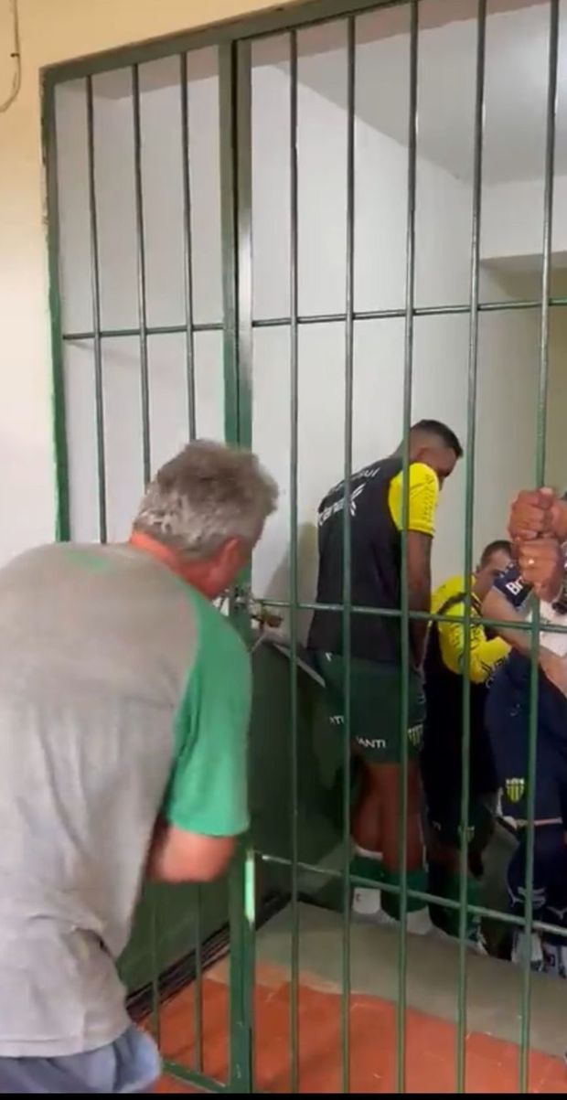 Brasile, giocatori Ypiranga “imprigionati” negli spogliatoi a fine primo tempo- immagine 2