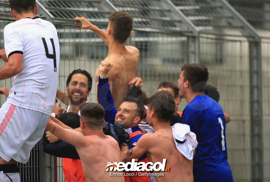  CAGLIARI, ITALY - MAY 05: Players of Palermo celebrate promotion in "Primavera 1" during the Primavera 1 match between Cagliari Calcio U19 and US Citta di Palermo U19 at Stadio Renato Raccis on May 5, 2018 (Photo by Enrico Locci/Getty Images) 