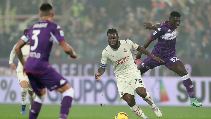 FLORENCE, ITALY - NOVEMBER 20: Aldred Duncan of ACF Fiorentina battles for the ball with Frank Kessie of AC Milan during the Serie A match between ACF Fiorentina and AC Milan at Stadio Artemio Franchi on November 20, 2021 in Florence, Italy. (Photo by Gabriele Maltinti/Getty Images) Il Milan fa troppi errori e perde la prima partita in campionato - immagine 1