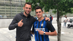 Inter, tutta la classe di De Vrij in vacanza: un tifoso gli chiede un regalo speciale. E lui si presenta!