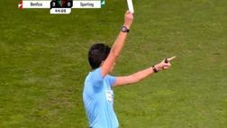 L’arbitro estrae il cartellino nel derby femminile e il pubblico applaude: è bianco, ecco perché…