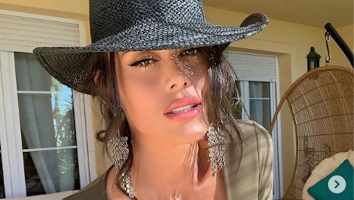 Eva Padlock, l’ombrellina che fa impazzire Instagram: l’ultimo post è da urlo  Eva Padlock, l’ombrellina che fa impazzire Instagram: l’ultimo post è da urlo