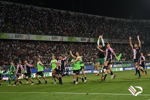 foto Palermo FC Delirio Palermo: batte il Padova e torna in Serie B dopo tre anni- immagine 2