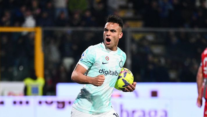 CREMONA, ITALY - JANUARY 28: Lautaro Martinez of FC Internazionale celebrates after scoring the 1-1 goal during the Serie A match between US Cremonese and FC Internazionale at Stadio Giovanni Zini on January 28, 2023 in Cremona, Italy. (Photo by Marco M. Mantovani/Getty Images) Voti fantacalcio: Lautaro show, Dzeko come Okereke! La scelta su Lukaku e Correa - immagine 1