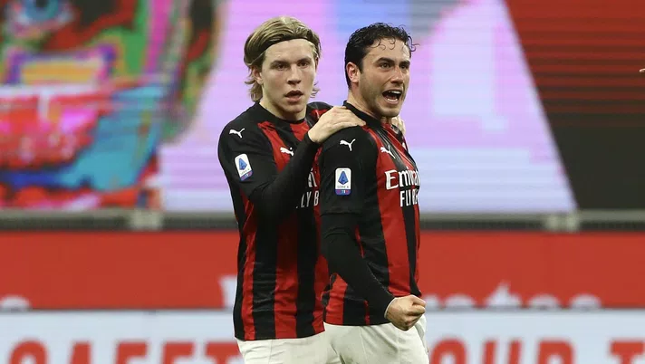 Jens Petter Hauge (attaccante AC Milan) e Davide Calabria (difensore AC Milan) esultano per il gol di quest'ultimo in Milan-Juventus (Serie A 2020-2021) | AC Milan News (Getty Images)