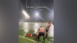 VIDEO/ Sotto la pioggia, come un pesce: è l’esultanza più bella dell’anno
