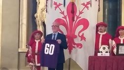 FOTO VN – Ghirelli omaggiato con maglia della Fiorentina per i 60 anni della Serie C