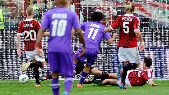 MILAN, ITALY - APRIL 07:  Amauri #11 of ACF Fiorentina scores the second goal during the Serie A match between AC Milan and ACF Fiorentina at Stadio Giuseppe Meazza on April 7, 2012 in Milan, Italy.  (Photo by Claudio Villa/Getty Images) 