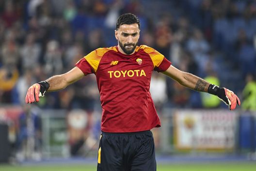 ROME, ITALY - OCTOBER 23: AS Roma player Rui Patricio warm up prior the Serie A match between AS Roma and SSC Napoli at Stadio Olimpico on October 23, 2022 in Rome, Italy. (Photo by Fabio Rossi/AS Roma via Getty Images) L’analisi: “Terracciano come Rui Patricio? Ecco le differenze”- immagine 2