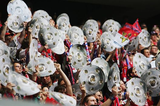 MUNICH, GERMANY - MAY 13: Bayern Munich fans are seen at the Allianz Arena during the Bundesliga match between FC Bayern Munich and Borussia Dortmund at the Allianz Arena on May 13, 2006 in Munich, Germany. (Photo by Sandra Behne/Bongarts/Getty Images) Buon compleanno Bundesliga: 60 anni di storia, metà dominata dal Bayern che all’inizio fu escluso…- immagine 2