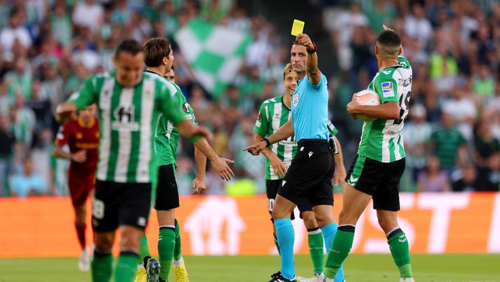 Betis-Roma, la moviola: convalidato il gol dell’1-1 dopo un lungo check del VAR - immagine 1