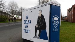 5000 giorni dopo Leeds di nuovo in Premier, il Jaime Lannister del Trono di Spade a Bielsa: “Da oggi sei Immortale”