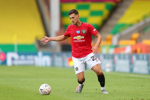 NORWICH, ENGLAND - JUNE 27: Diogo Dalot of Manchester United in action during the FA Cup Quarter Final match between Norwich City and Manchester United at Carrow Road on June 27, 2020 in Norwich, England. (Photo by Catherine Ivill/Getty Images) Dalot nella bufera: abbraccia i connazionali del city e fa infuriare i tifosi: “Via dallo United” - immagine 1