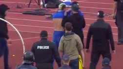 VIDEO / Levski Sofia perde il derby, ultras entrano in campo: “Ora vi levate la maglia”
