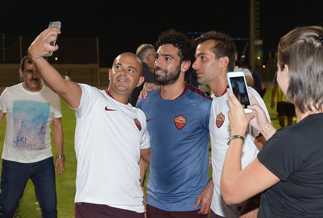  Mohamed Salah (C) takes a selfie with AS Roma Academy members attends an As Roma training session at  on May 19, 2016 in Al Ain, United Arab Emirates. 