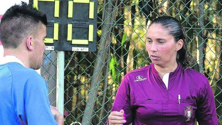 Portogallo, è donna l&#8217;arbitro che ha salvato la vita in campo a due giovani calciatori! 