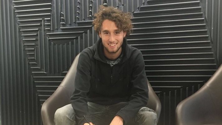 Niccolò Zanellato firma il contratto con la Nike (credits: Official GR Sports Twitter account) Niccolò Zanellato Milan Nike