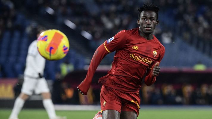 Roma's Ghanian forward Felix Afena eyes the ball during the Italian Serie A football match between AS Roma and Spezia on December 13, 2021 at the Olympic stadium in Rome. (Photo by Filippo MONTEFORTE / AFP) (Photo by FILIPPO MONTEFORTE/AFP via Getty Images) UFFICIALE – Cremonese, arriva Felix Afena-Gyan dalla Roma: ecco la sua gestione - immagine 1
