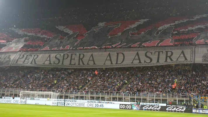 La coreografia della Curva Sud, cuore del tifo del Milan, durante il derby (credits: GETTY Images)