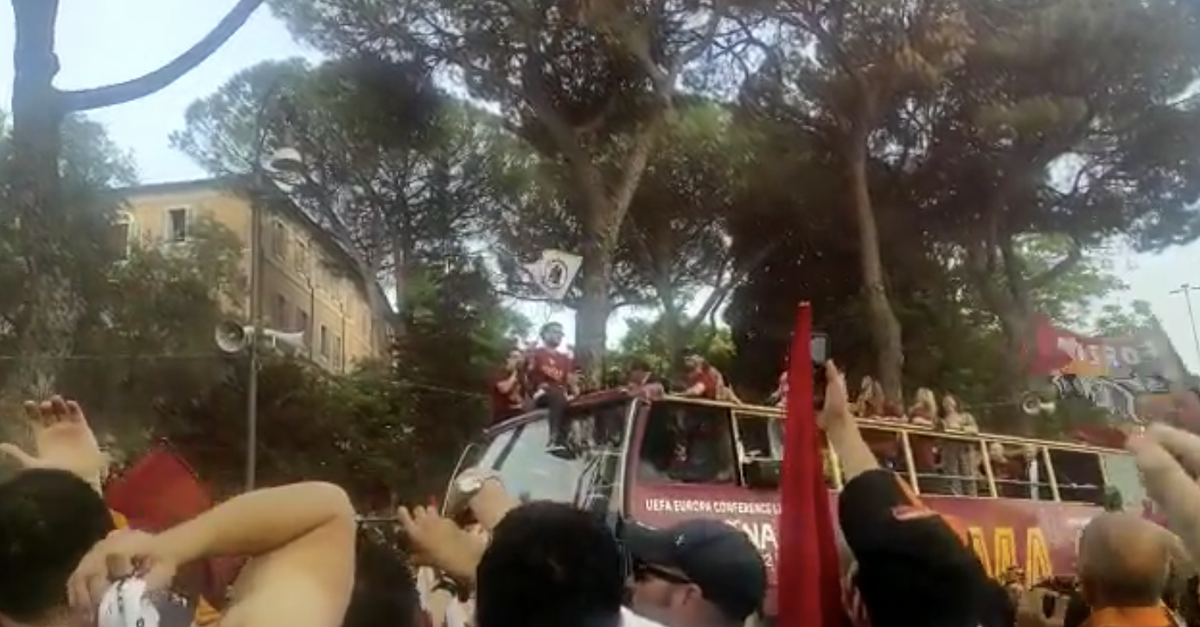 VIDEO Roma, Dybala in giallorosso? Tifosi scatenati e coro per i Friedkin