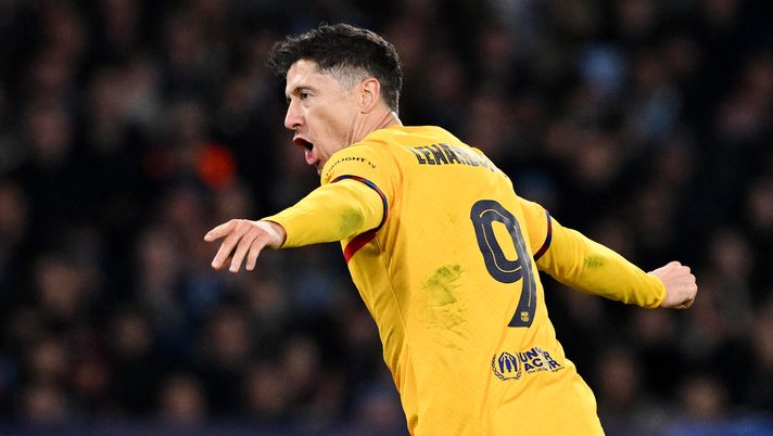 FOTO Lewandowski, premiato come miglior calciatore di Napoli-Barcellona - immagine 1