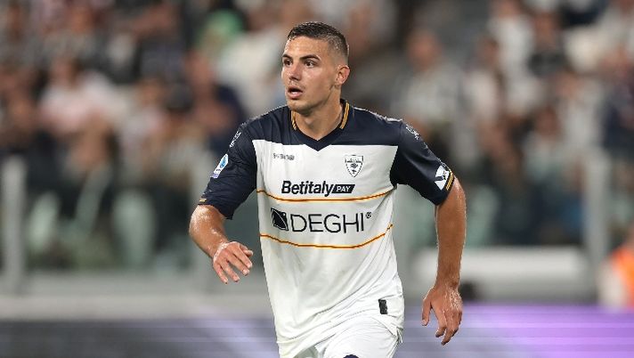 Lecce-Frosinone, le formazioni ufficiali: fuori Cheddira e Krstovic, la scelta su Strefezza - immagine 1