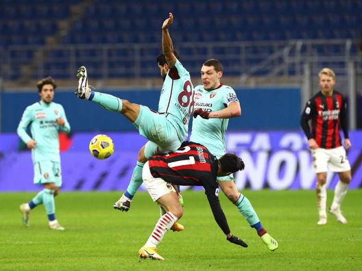 MILAN, ITALY - JANUARY 09: Tomas Rincon of Torino battles for possession with Brahim Diaz of AC Milan during the Serie A match between AC Milan and Torino FC at Stadio Giuseppe Meazza on January 09, 2021 in Milan, Italy. Sporting stadiums around Italy remain under strict restrictions due to the Coronavirus Pandemic as Government social distancing laws prohibit fans inside venues resulting in games being played behind closed doors. (Photo by Marco Luzzani/Getty Images) MILAN, ITALY - JANUARY 09: Tomas Rincon of Torino battles for possession with Brahim Diaz of AC Milan during the Serie A match between AC Milan and Torino FC at Stadio Giuseppe Meazza on January 09, 2021 in Milan, Italy. Sporting stadiums around Italy remain under strict restrictions due to the Coronavirus Pandemic as Government social distancing laws prohibit fans inside venues resulting in games being played behind closed doors. (Photo by Marco Luzzani/Getty Images)