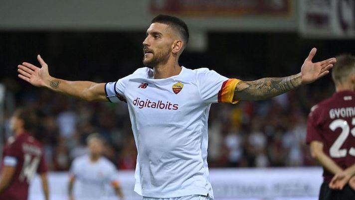 Roma's Italian midfielder Lorenzo Pellegrini celebrates after scoring during the Italian Serie A football match Salernitana vs As Roma at Arechi stadium in Salerno on August 29, 2021. (Photo by Alberto PIZZOLI / AFP) (Photo by ALBERTO PIZZOLI/AFP via Getty Images) Il borsino per l’asta (e gli scambi): sette giocatori in decollo, adesso il prezzo sale! - immagine 1