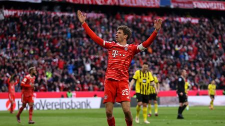 MUNICH, GERMANY - APRIL 01: Thomas Mueller of FC Bayern Munich celebrates after scoring the team's third goal during the Bundesliga match between FC Bayern München and Borussia Dortmund at Allianz Arena on April 01, 2023 in Munich, Germany. (Photo by Lars Baron/Getty Images) Thomas Muller aiuta Thomas Tuchel nel Der Klassiker