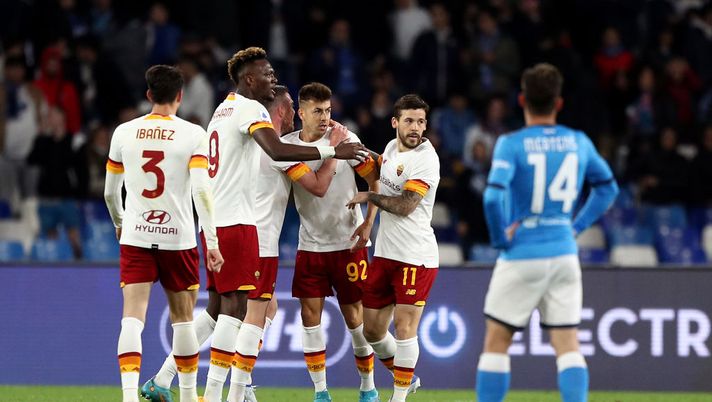 NAPLES, ITALY - APRIL 18: Stephan El Shaarawy of AS Roma celebrates scoring their side's first goal with teammates during the Serie A match between SSC Napoli and AS Roma at Stadio Diego Armando Maradona on April 18, 2022 in Naples, Italy. (Photo by Francesco Pecoraro/Getty Images) TACKLE DURO – Il derby dei media sulla Coppa Italia che vale una stagione - immagine 1