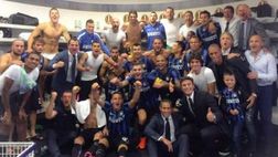 E’ un’Inter felice dopo il derby: festa negli spogliatoi e poi foto di gruppo