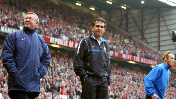 Manchester United's manager Sir Alex Ferguson and assistant Carlos Queiroz as David Beckham (r) makes his way to the dug out (Photo by Neal Simpson/EMPICS via Getty Images) La verità di Queiroz: “Lo scarpino di Ferguson ha colpito prima il tavolo e poi Beckham…” - immagine 1