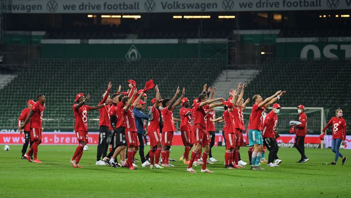 BREMEN, GERMANY - JUNE 16: Players of Bayern Munich celebrate securing the Bundesliga title in front of empty stands following their victory in the Bundesliga match between SV Werder Bremen and FC Bayern Muenchen at Wohninvest Weserstadion on June 16, 2020 in Bremen, Germany. (Photo by Stuart Franklin/Getty Images) 