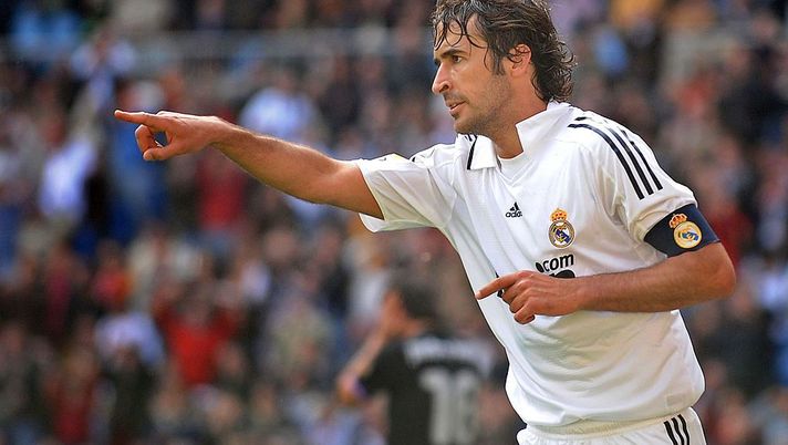 MADRID, SPAIN - APRIL 12: Raul Gonzalez of Real Madrid celebrates after scoring Real's first goal during the La Liga match between Real Madrid and Valladolid at the Santiago Bernabeu stadium on April 12, 2009 in Madrid, Spain.  (Photo by Denis Doyle/Getty Images) 