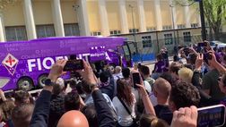 VIDEO VN – Il pullman viola arriva al Franchi. Nico e Ikoné i più acclamati