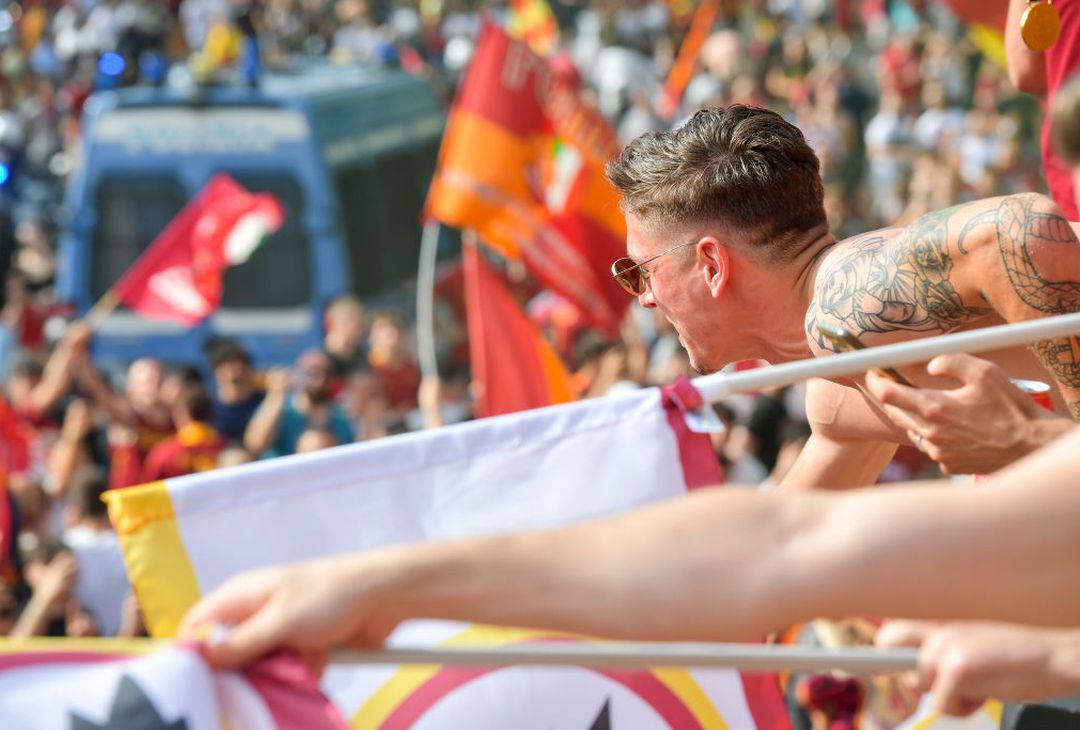 Roma, il popolo giallorosso in festa visto dal pullman della squadra – FOTO GALLERY - immagine 16