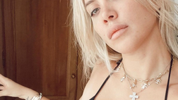 Wanda Nara stanca dopo il pisolino. Ma il décolleté di lady Icardi scatena i social