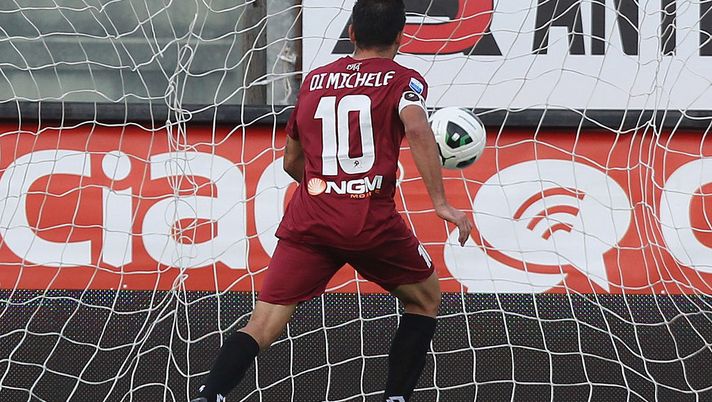 REGGIO CALABRIA, ITALY - NOVEMBER 09:  David Di Michele of Reggina scores the equalizing goal during Serie B match played between Reggina Calcio and Calcio Padova at Stadio Oreste Granillo on November 9, 2013 in Reggio Calabria, Italy.  (Photo by Maurizio Lagana/Getty Images) 